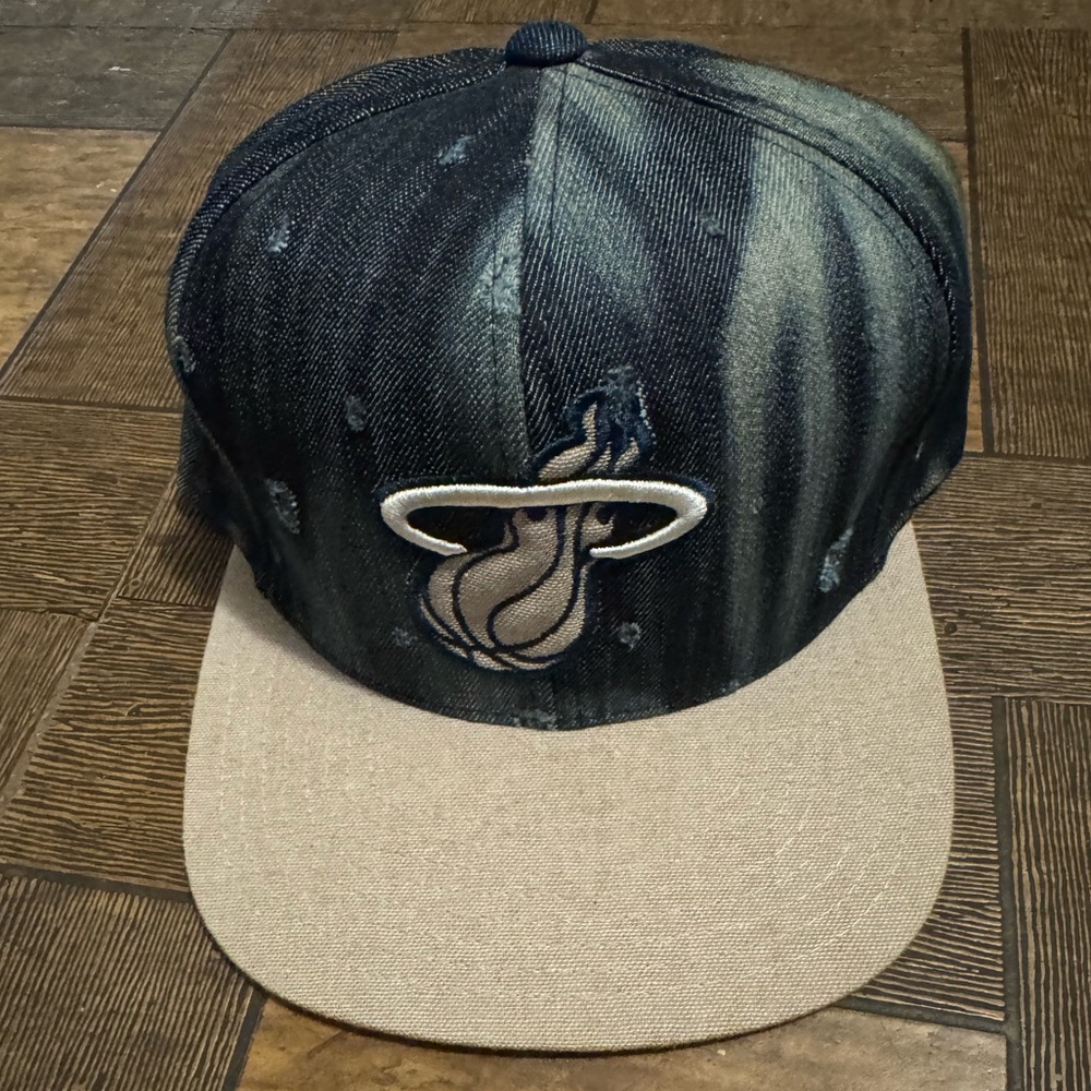 Mitchell & Ness Cap NBA Miami Heat Nike Jordan 1 New Balance 2002R Adidas Samba